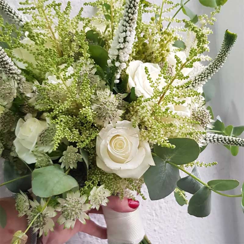 También somos expertos en crear ramos de novia y bouquets